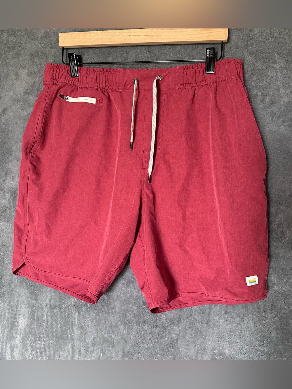 Vuori Banks Red Clay Drawstring Shorts 8” size XL performance gym 34 waist